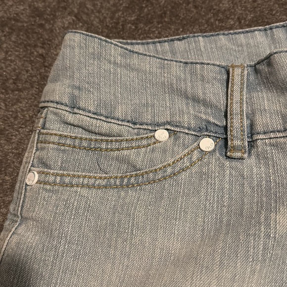 Size 9 super cute GLO light jeans shorts,wide belt loops,double pockets 🔥 - Picture 6 of 11